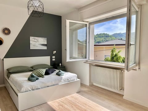 Bed, Natural landscape, Photo of the whole room, Bedroom, Mountain view, internet, towels