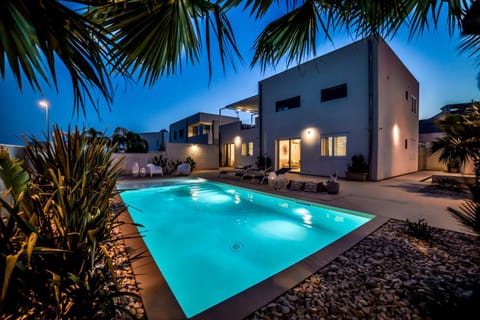 Property building, Garden, Garden view, Pool view, Swimming pool