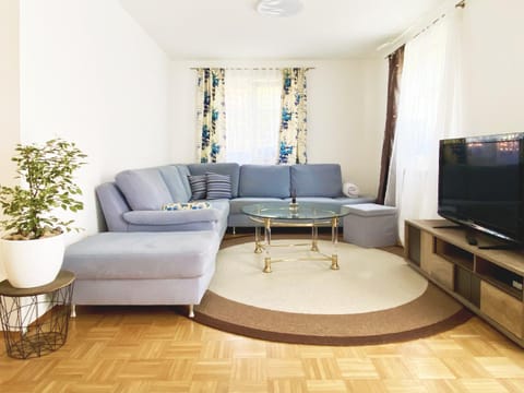 Communal lounge/ TV room, TV and multimedia, Living room, Seating area