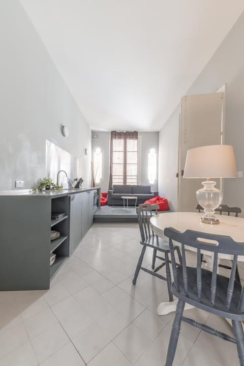 Kitchen or kitchenette, Living room, Seating area, Dining area