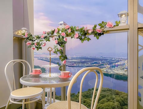 Natural landscape, Coffee/tea facilities, Balcony/Terrace, Seating area, Dining area, City view, Sea view, Sunrise, Sunset