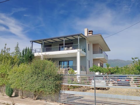 Property building, Balcony/Terrace, Parking