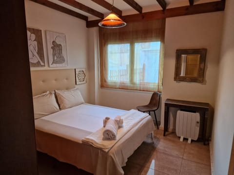 Bed, Photo of the whole room, towels