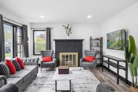 Roomy Retreat-Family & Friends 2 King Bed Game Room House in Porter