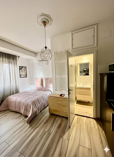 Photo of the whole room, Bedroom, wardrobe