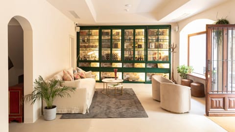 Facade/entrance, Living room, Seating area