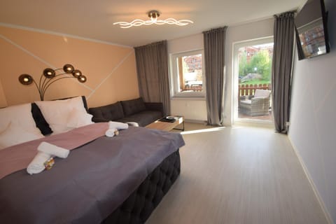 Bed, TV and multimedia, Photo of the whole room
