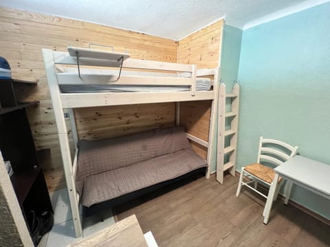 Photo of the whole room, bunk bed