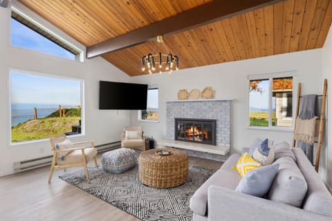 Communal lounge/ TV room, TV and multimedia, Seating area, Evening entertainment, Sea view, flat iron