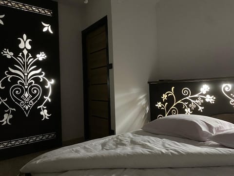 Bed, Photo of the whole room, Decorative detail, Bedroom