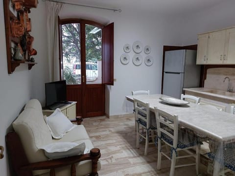 Kitchen or kitchenette, Dining area, stove