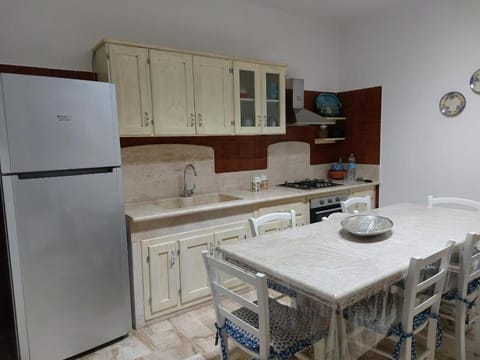 Kitchen or kitchenette, Dining area, stove