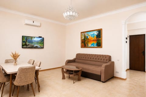 TV and multimedia, Living room, Seating area, air conditioner