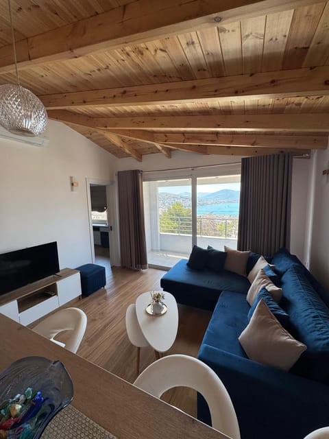 Communal lounge/ TV room, Natural landscape, TV and multimedia, View (from property/room), Kitchen or kitchenette, Living room, Seating area, Evening entertainment