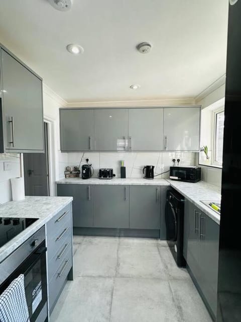 Deluxe Bungalow House in Bournemouth