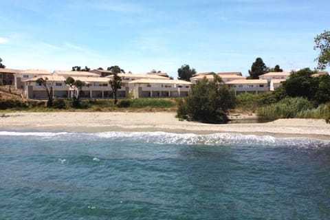 Studio 2 personnes vue mer et pieds dans l'eau Apartment in Linguizzetta
