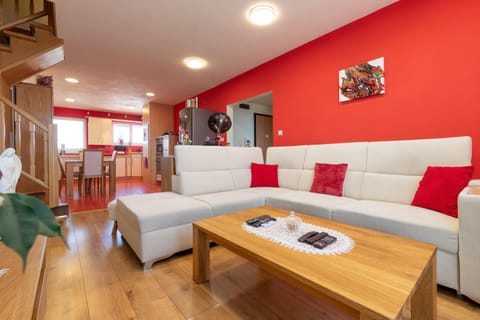Communal lounge/ TV room, TV and multimedia, Kitchen or kitchenette, Living room, Seating area, Dining area