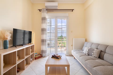 Communal lounge/ TV room, TV and multimedia, Living room, Seating area, Evening entertainment, internet, air conditioner