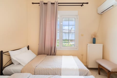 Bed, Photo of the whole room, Bedroom, internet, air conditioner