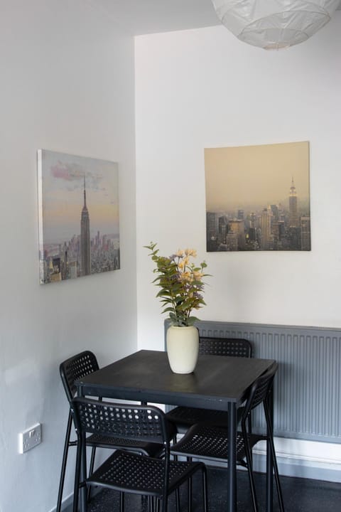 Well-equipped 4 Bedroom House close to City Centre House in Leeds