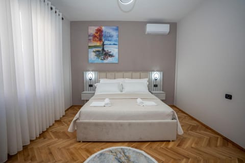 Bed, Photo of the whole room, Bedroom, air conditioner