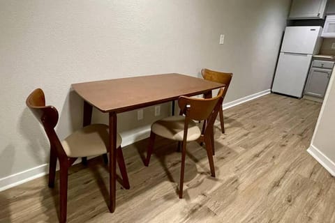 Aksarben Gem- WFH corner desk & minutes from I-80 Apartment in Omaha
