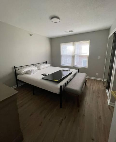 Aksarben Gem- WFH corner desk & minutes from I-80 Apartment in Omaha