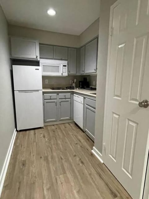 Aksarben Gem- WFH corner desk & minutes from I-80 Apartment in Omaha