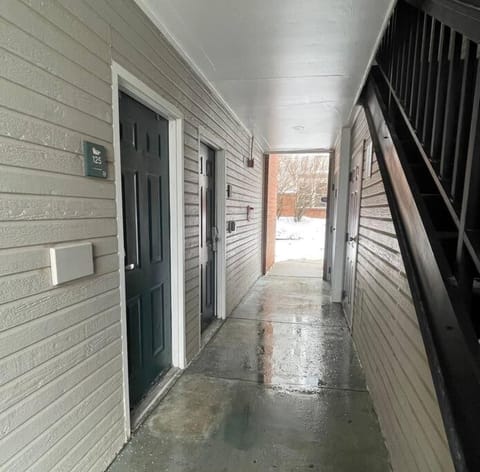 Aksarben Gem- WFH corner desk & minutes from I-80 Apartment in Omaha