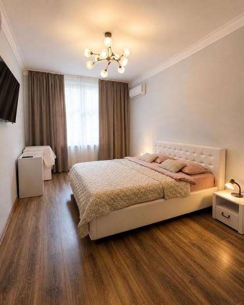 TV and multimedia, Photo of the whole room, Seating area, Bedroom