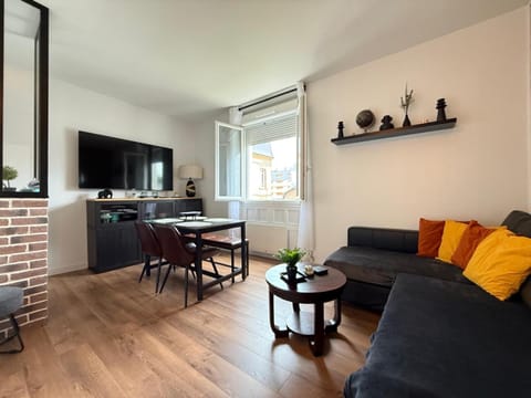 Living room, Seating area, Dining area