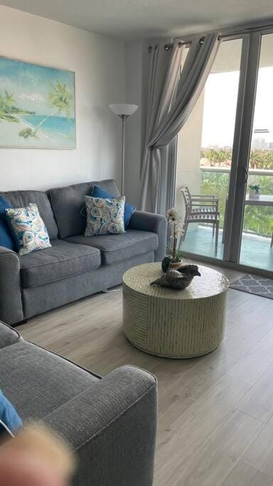 Cozy newly furnished apartment , on the 6th floor. Apartment in Sunny Isles Beach