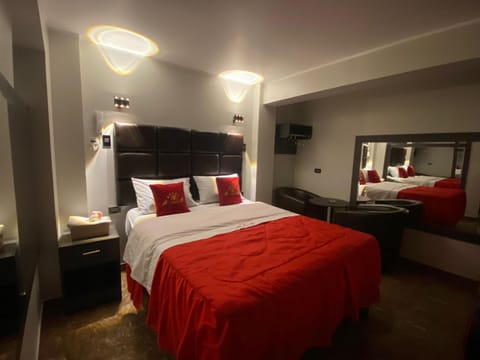 Bed, TV and multimedia, Photo of the whole room, Bedroom