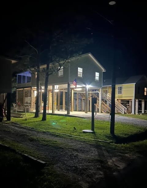 Bay Breeze Bliss-Hot Tub, Bar and Canal 5mi to Beach House in Mississippi