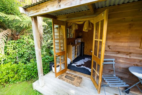 Morepork Gully cabin Cabin in Hamilton