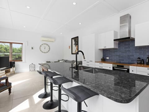 Kitchen or kitchenette, Seating area, stove