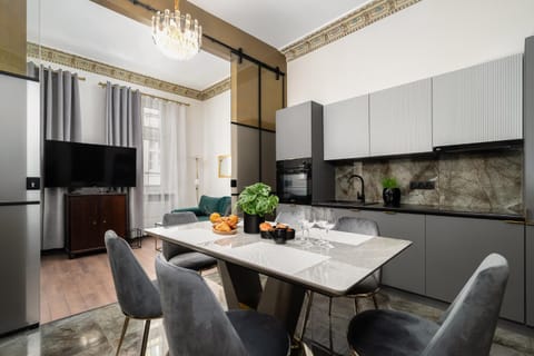 Kitchen or kitchenette, Seating area, Dining area, stove