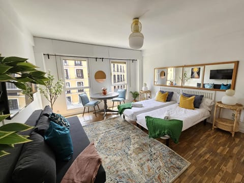 Bed, TV and multimedia, Living room, Photo of the whole room, Seating area, Bedroom