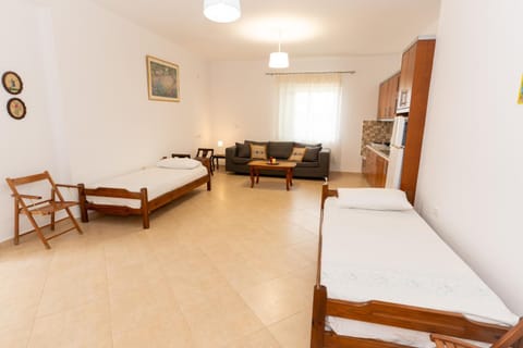 Bed, Kitchen or kitchenette, Living room, Seating area