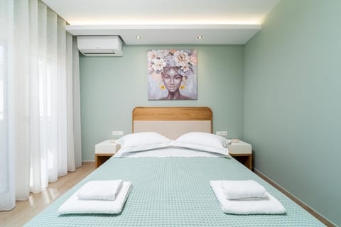 Bed, Bedroom, towels, air conditioner