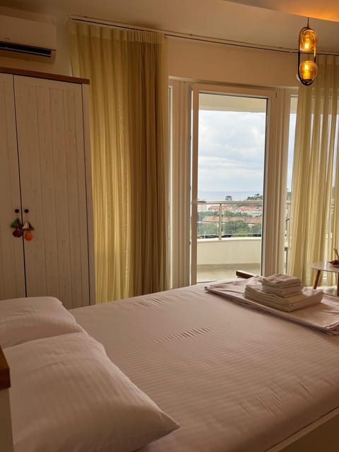 Bed, Natural landscape, Photo of the whole room, Bedroom, towels