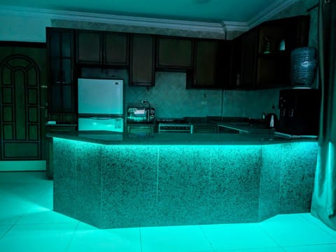 Kitchen or kitchenette, minibar