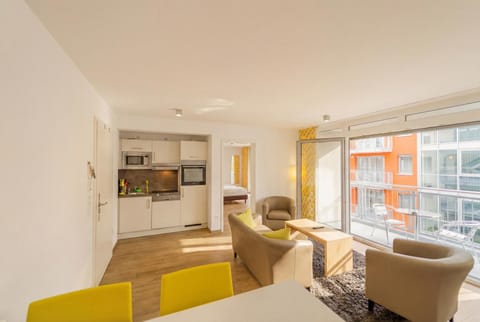 Balcony/Terrace, Kitchen or kitchenette, Living room, Seating area, kitchen