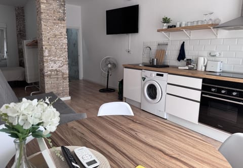 Kitchen or kitchenette, Living room