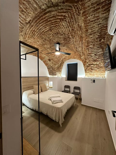 Bed, TV and multimedia, Photo of the whole room, Bedroom, towels, air conditioner