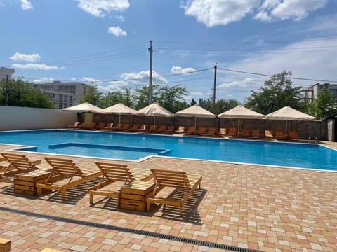 Day, Swimming pool, sunbed