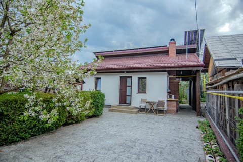Property building, Spring, Garden, Balcony/Terrace