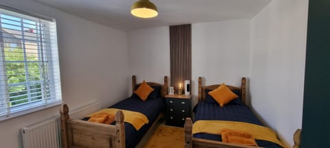 The Hideaway ll private garden Quiet Central Apartment in Southport