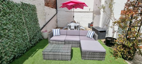 The Hideaway ll private garden Quiet Central Apartment in Southport