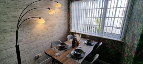 The Hideaway ll private garden Quiet Central Apartment in Southport